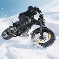 Pilota con la fat bike elettrica VARUN X-Plorer Raptor in fuoristrada con il casco sulla neve