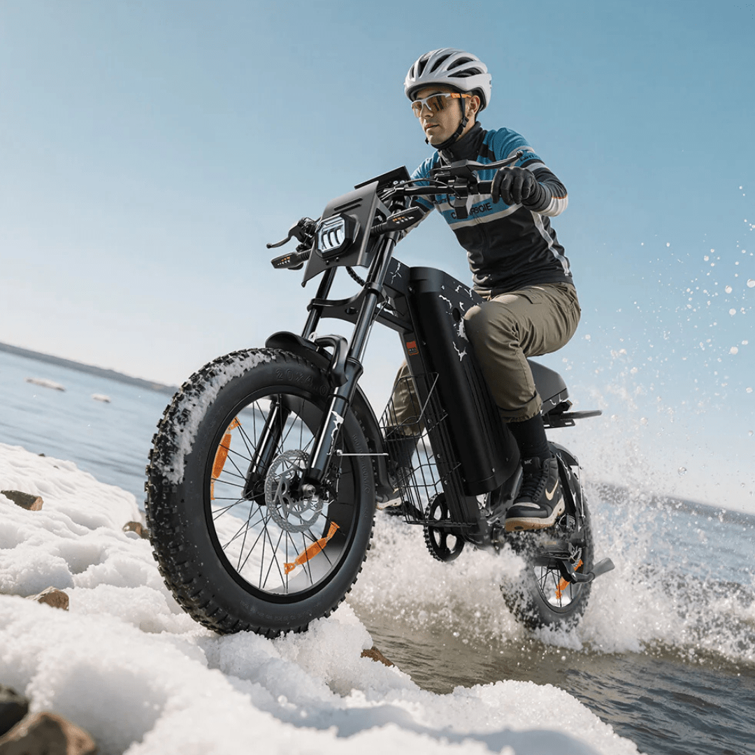 Uomo alla guida della fat bike elettrica VARUN X-Plorer Raptor in colore nero con il casco sulla neve