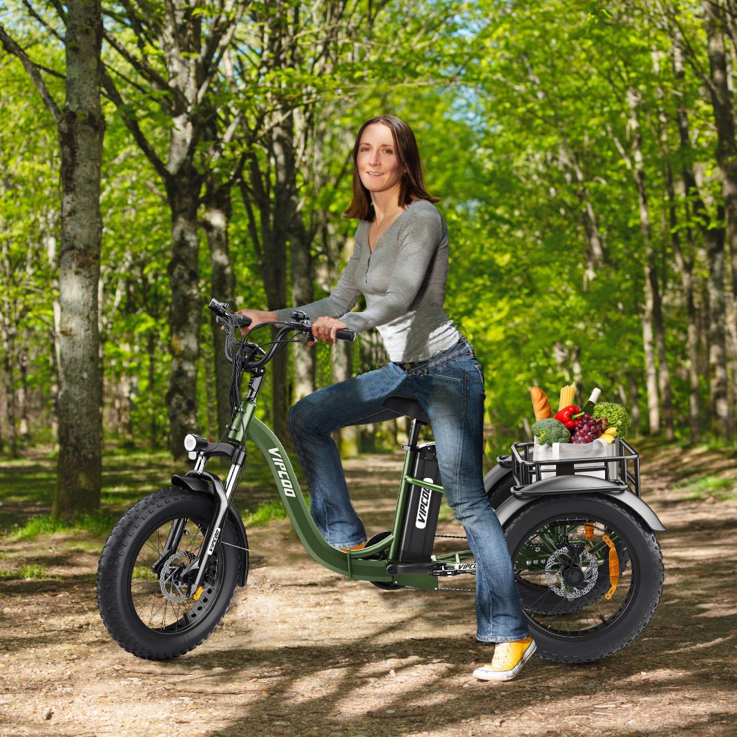 Donna alla guida del triciclo elettrico Hidoes ET1 nel bosco
