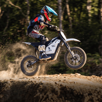 Pilota che salta con la moto da cross elettrica Vipcoo H2