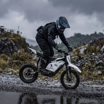 Pilota con la moto da cross elettrica Vipcoo H2 in fuoristrada su strada