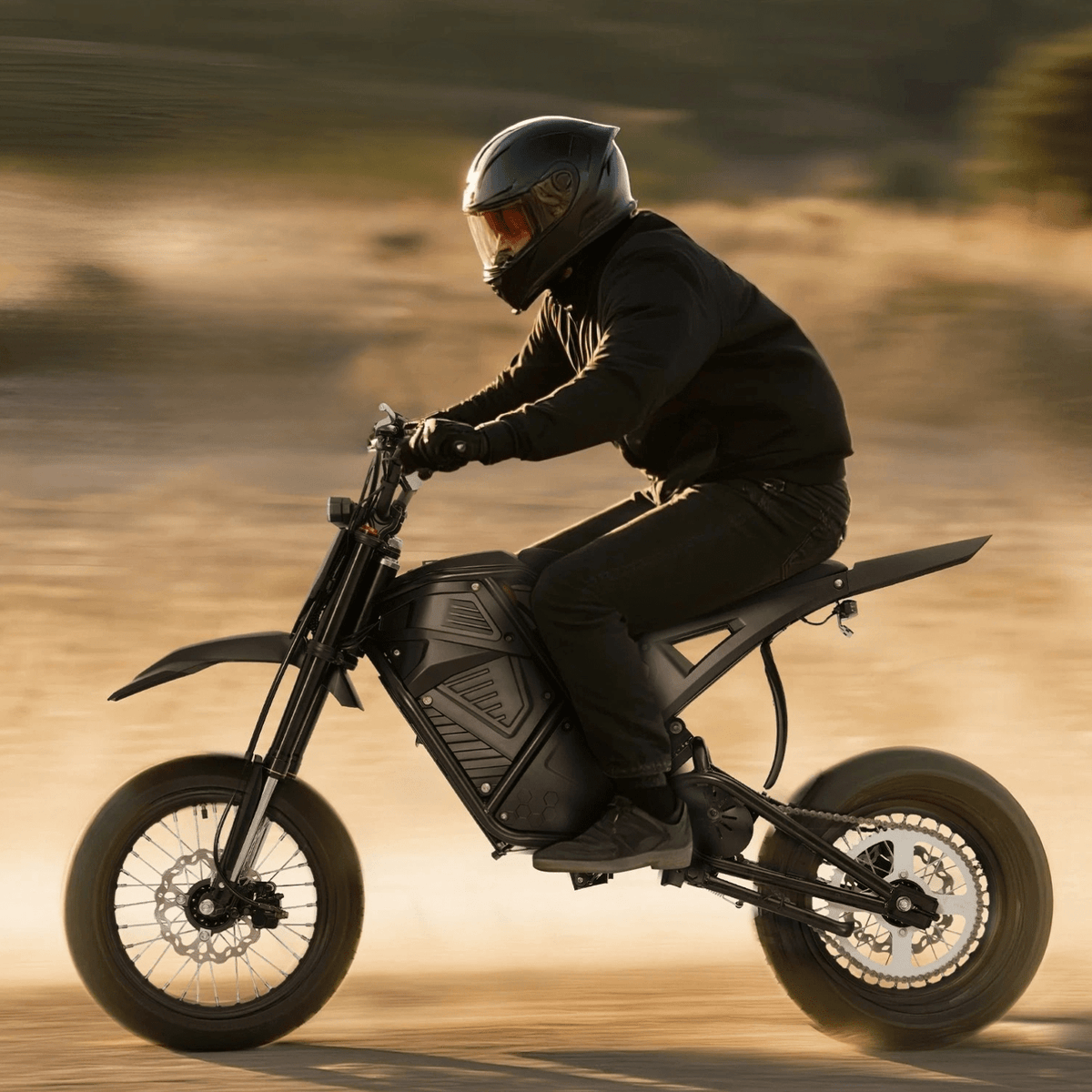 Pilota con la moto da cross elettrica Vipcoo H3 in fuoristrada