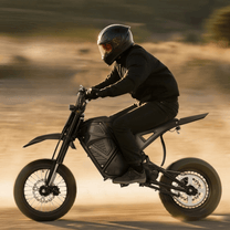 Pilota con la moto da cross elettrica Vipcoo H3 in fuoristrada