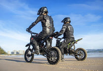Persona alla guida della moto da cross elettrica Vipcoo H3 in città
