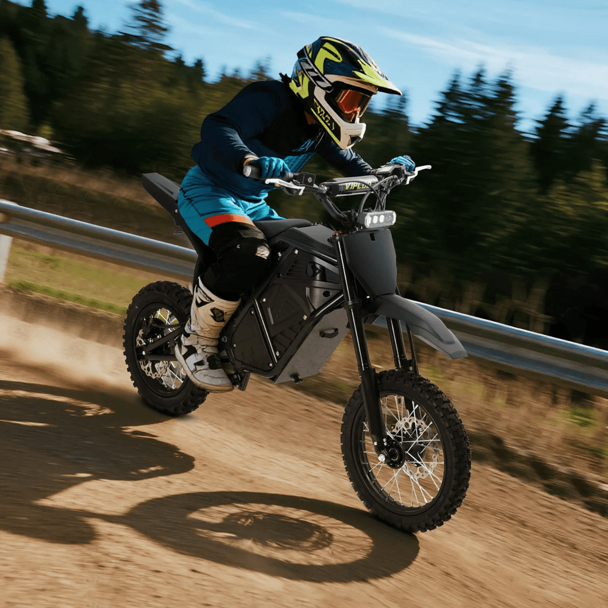 Pilota con la moto da cross elettrica Vipcoo H3 in fuoristrada