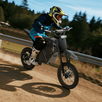 Pilota con la moto da cross elettrica Vipcoo H3 in fuoristrada