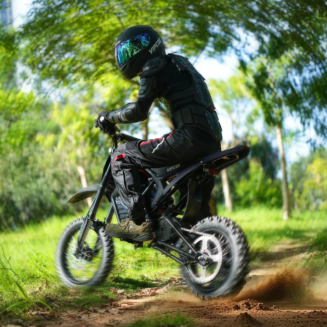 Pilota con la moto da cross elettrica Vipcoo H3 in fuoristrada su strada