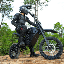 Pilota con la moto da cross elettrica Vipcoo H3 in fuoristrada nel bosco