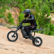 Pilota con la moto da cross elettrica Vipcoo H3 in fuoristrada su terreno sabbioso