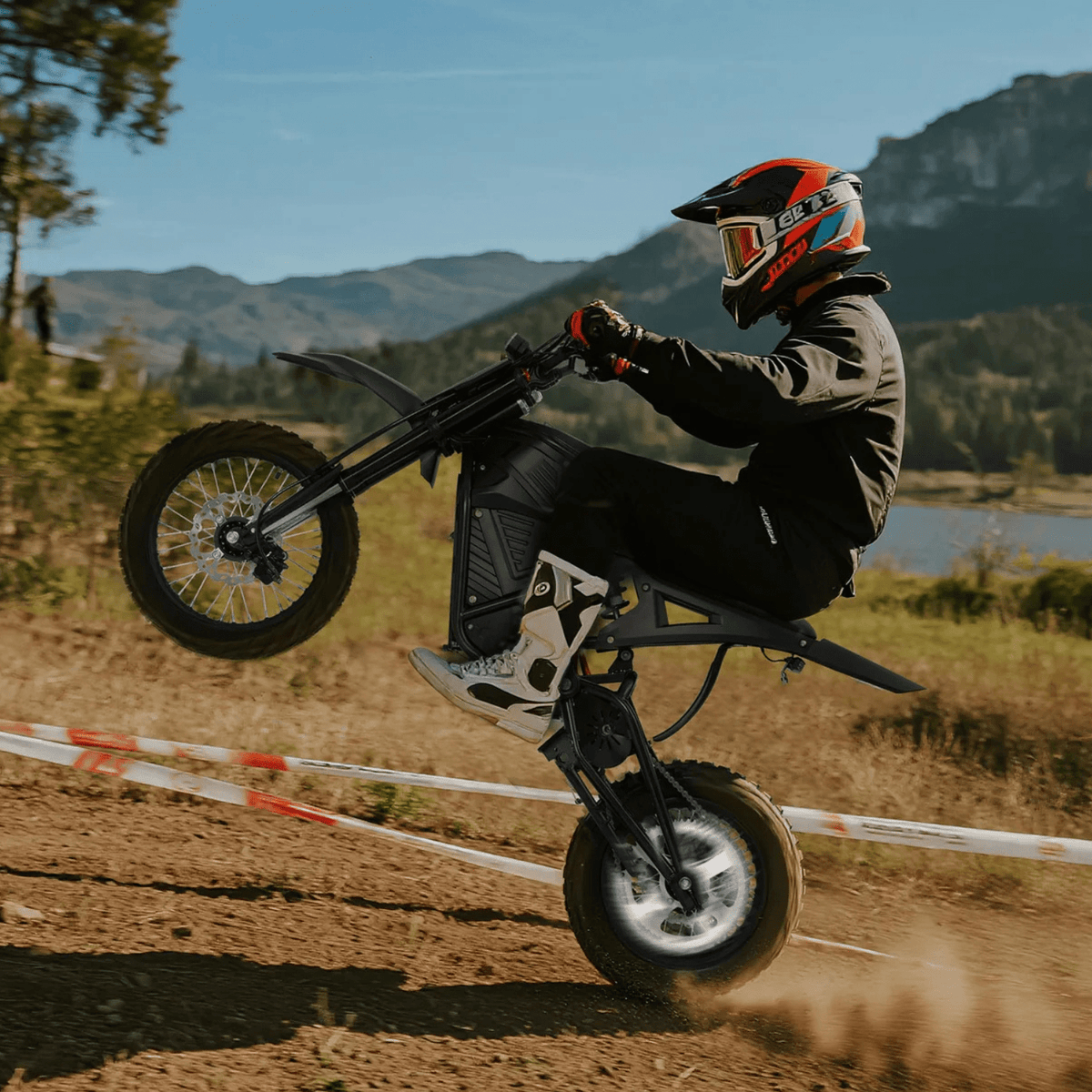 Pilota che salta con la moto da cross elettrica Vipcoo H3