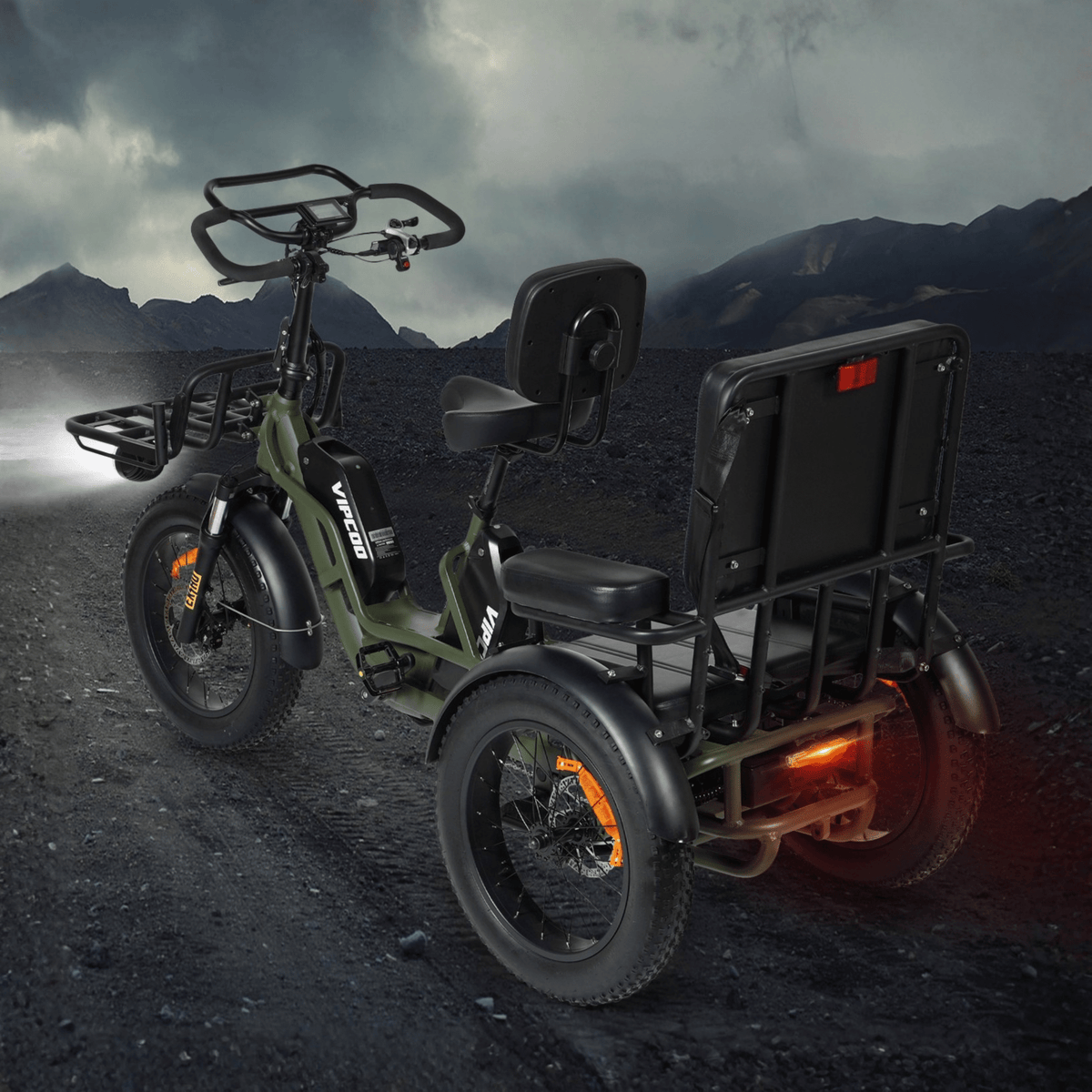 Triciclo elettrico VIPCOO R1 visto di tre quarti da dietro