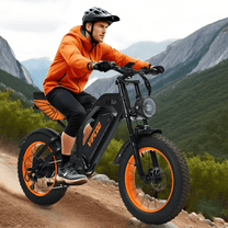 Pilota con la fat bike elettrica VIPCOO VM6 in fuoristrada con il casco in montagna