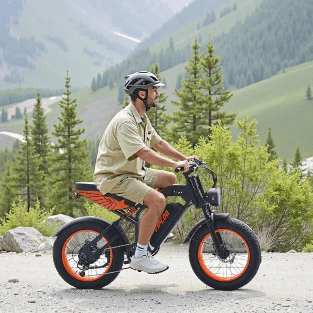 Uomo alla guida della fat bike elettrica VIPCOO VM6 con il casco in montagna