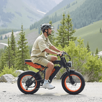 Uomo alla guida della fat bike elettrica VIPCOO VM6 con il casco in montagna