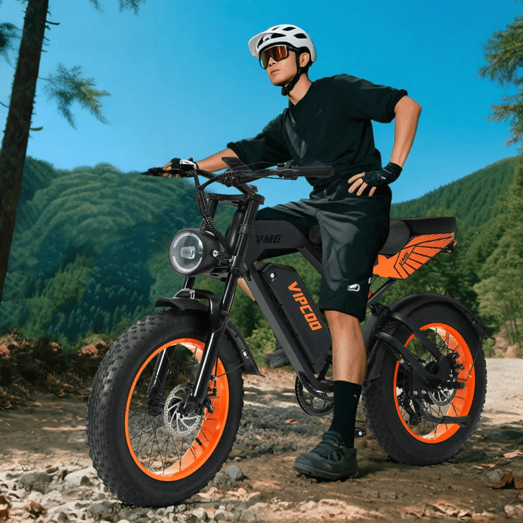 Uomo in piedi con la fat bike elettrica VIPCOO VM6 con il casco nel bosco