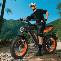 Uomo in piedi con la fat bike elettrica VIPCOO VM6 con il casco nel bosco