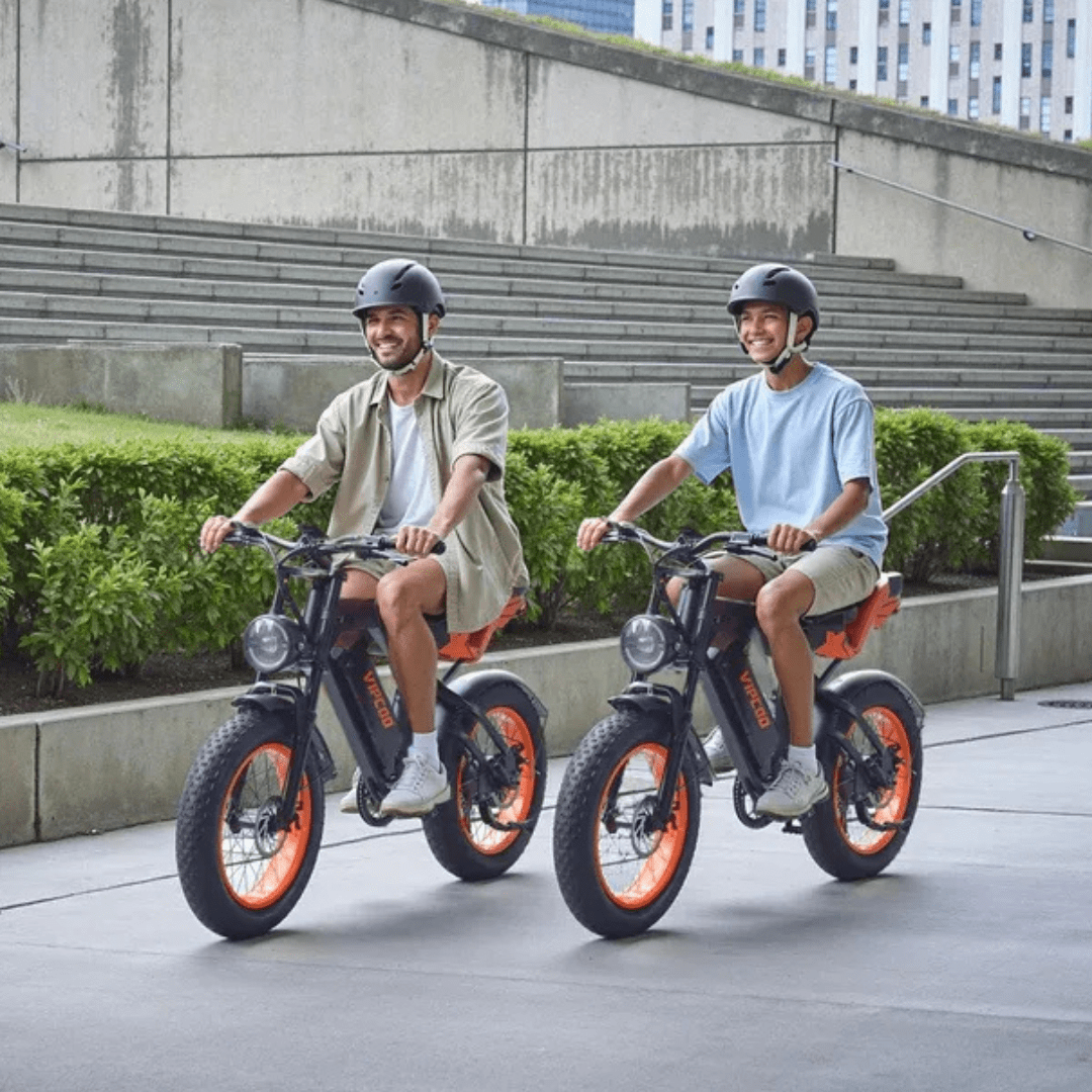 Due persone con la fat bike elettrica VIPCOO VM6 con il casco in città