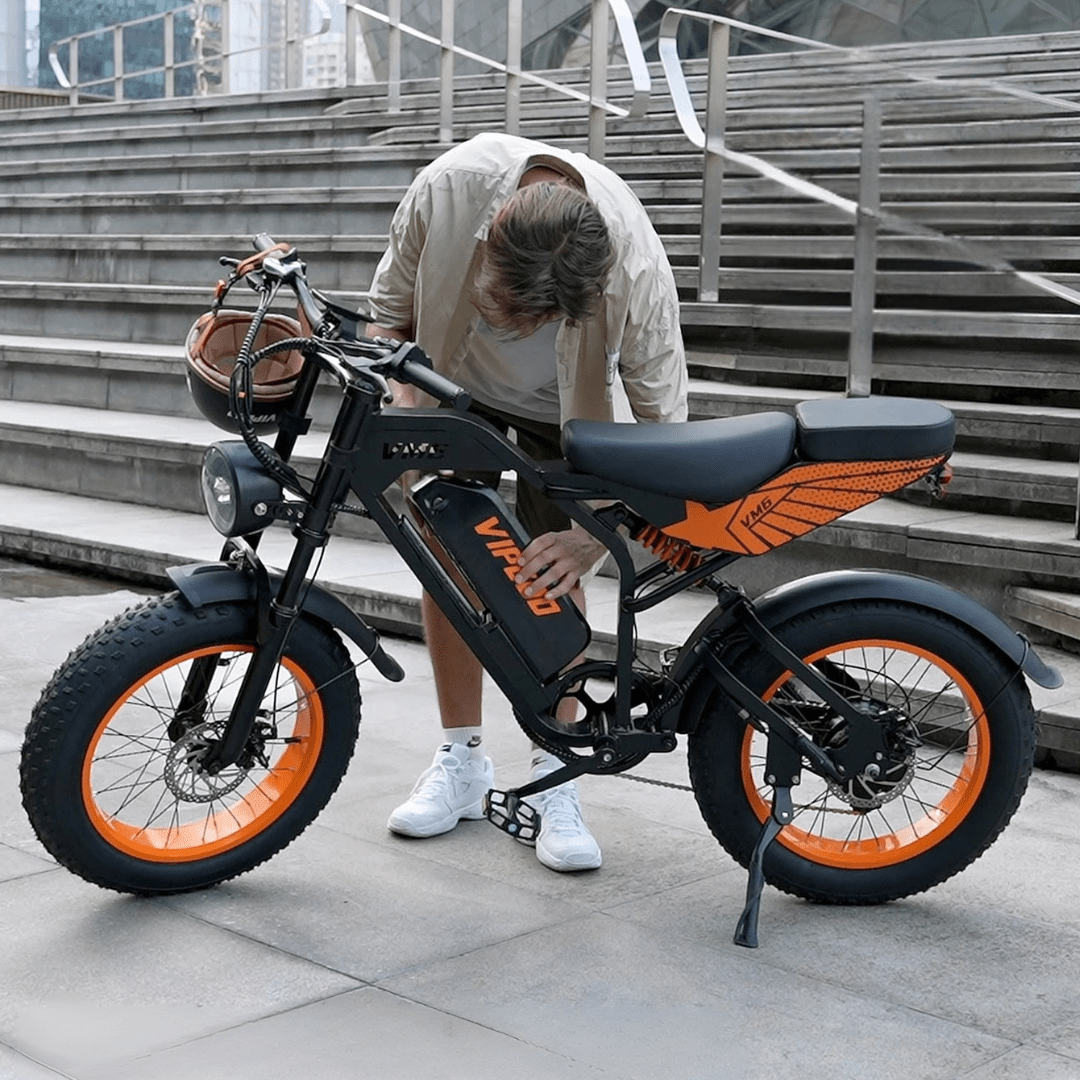 Uomo in piedi con la fat bike elettrica VIPCOO VM6 in città
