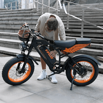Uomo in piedi con la fat bike elettrica VIPCOO VM6 in città