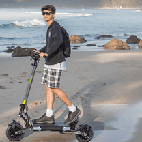 Uomo alla guida del monopattino elettrico VIPCOO VS6 in riva al mare