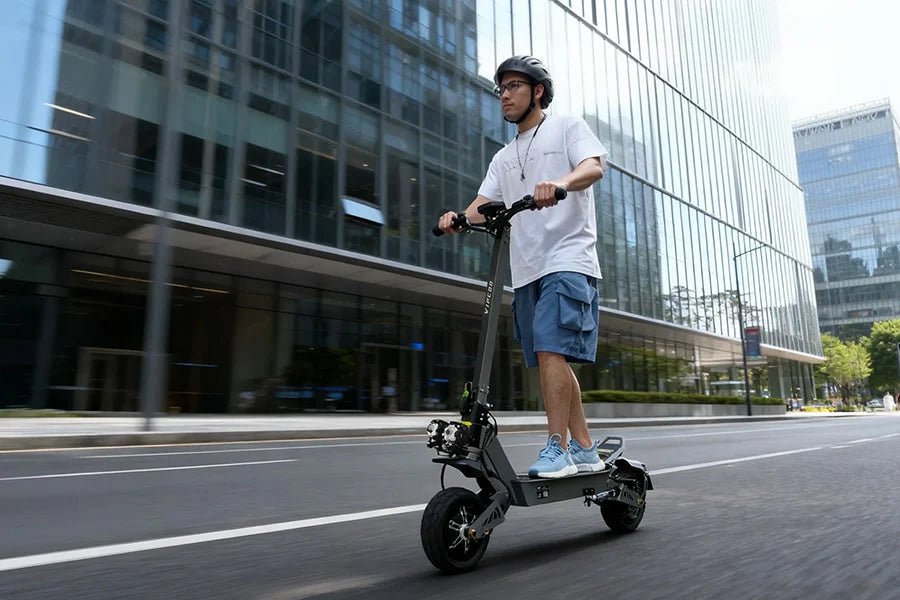 Uomo alla guida del monopattino elettrico VIPCOO VS9 in città