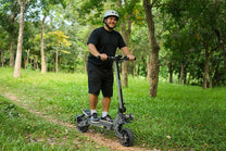 Uomo in piedi con il monopattino elettrico VIPCOO VS9 in un parco