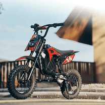 Persona alla guida della moto da cross elettrica Wheely A14 in città
