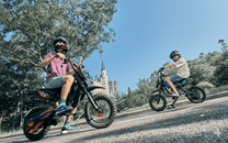 Persona alla guida della moto da cross elettrica Wheely A14 in città in gruppo