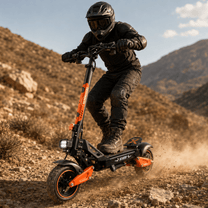 Persona alla guida del monopattino elettrico Wheely ES-X2 Max in montagna