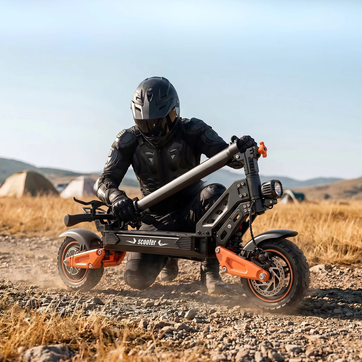 Persona alla guida del monopattino elettrico Wheely ES-X2 Max su un sentiero