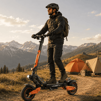 Uomo alla guida del monopattino elettrico Wheely ES-X2 Max in montagna