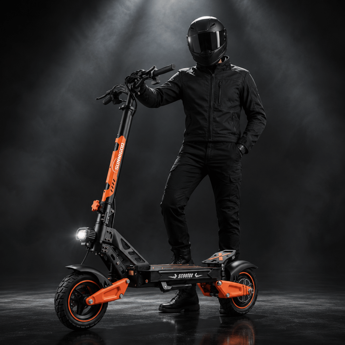 Persona in piedi con il monopattino elettrico Wheely ES-X2 Max su sfondo scuro