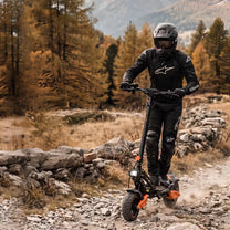 Persona alla guida del monopattino elettrico Wheely ES-X2 Max nel bosco
