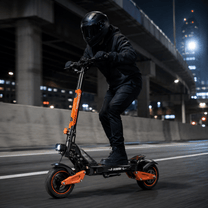 Persona alla guida del monopattino elettrico Wheely ES-X2 Max in un ambiente serale