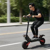 Uomo alla guida del monopattino elettrico Wheely H6 su strada