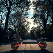 Monopattino elettrico Wheely H6 visto di tre quarti su strada