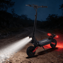 Monopattino elettrico Wheely H6 con le luci accese in un ambiente serale