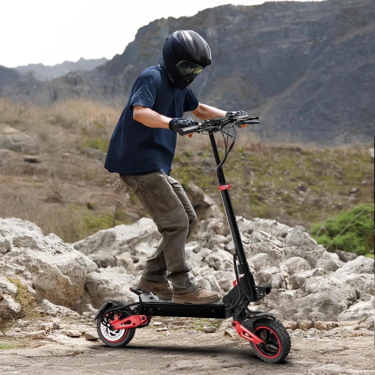 Persona alla guida del monopattino elettrico Wheely J15 Max su un sentiero