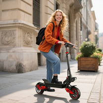 Donna alla guida del monopattino elettrico Wheely J15 Max in città