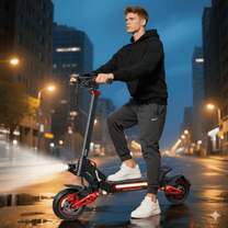 Uomo alla guida del monopattino elettrico Wheely J15 Max in un ambiente serale