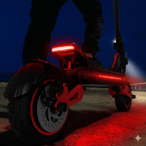 Monopattino elettrico Wheely J15 Max con le luci accese in un ambiente serale