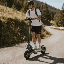 Uomo alla guida del monopattino elettrico Wheely J2 Max su strada