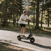 Uomo alla guida del monopattino elettrico Wheely J2 Max su strada
