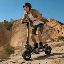 Uomo alla guida del monopattino elettrico Wheely J2 Max su un sentiero