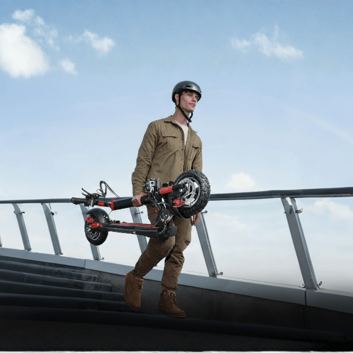 Uomo che passeggia con il monopattino elettrico Wheely N3 Max
