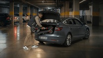 Persona in piedi con il monopattino elettrico Wheely N3L Max al chiuso
