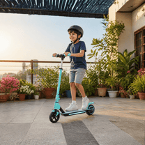 Bambino in piedi accanto al monopattino elettrico per bambini Wheely Junior S2 Pro