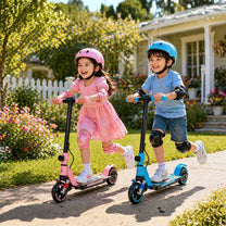 Bambino in sella al monopattino elettrico per bambini Wheely Junior S5 in un giardino