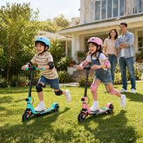 Bambino in sella al monopattino elettrico per bambini Wheely Junior S5 in un giardino