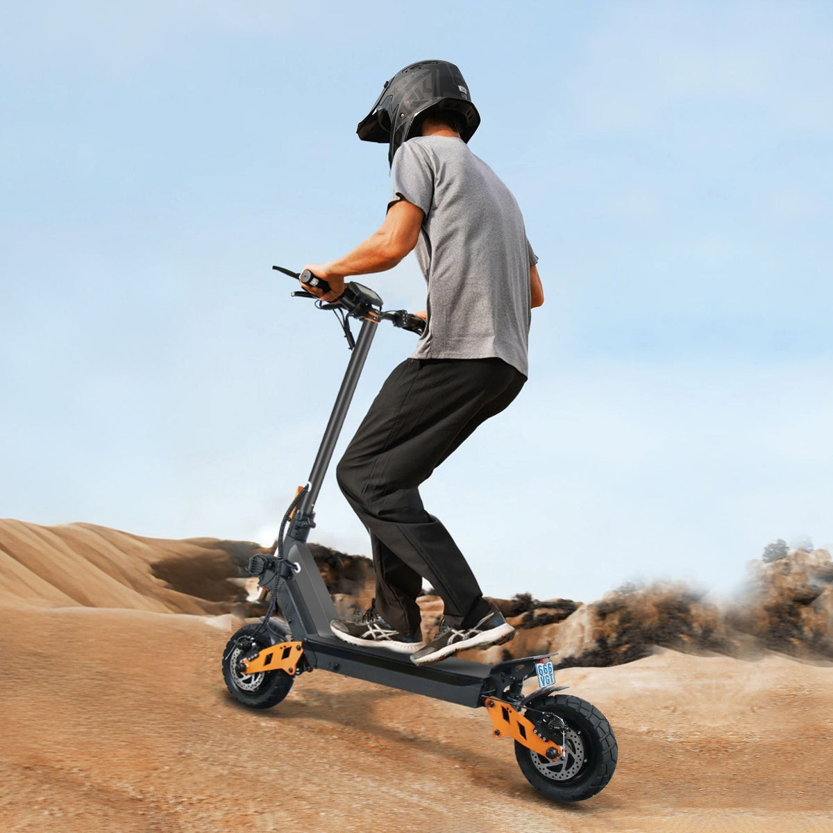 Uomo alla guida del monopattino elettrico Wheely X11 Pro su terreno sabbioso